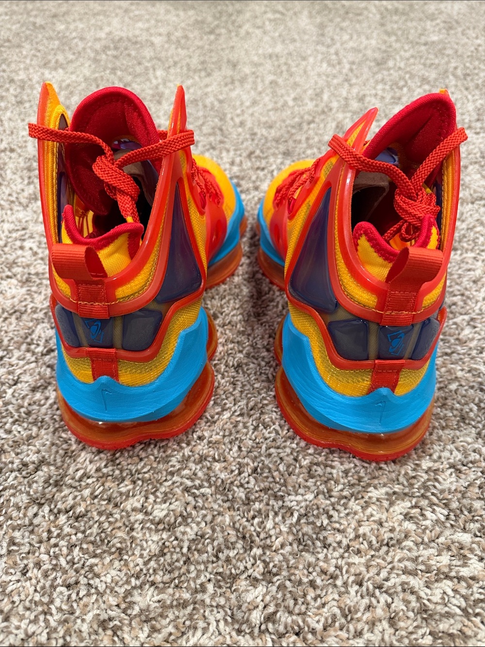 Nike LeBron 19 Tune Squad - Picture 4 of 7